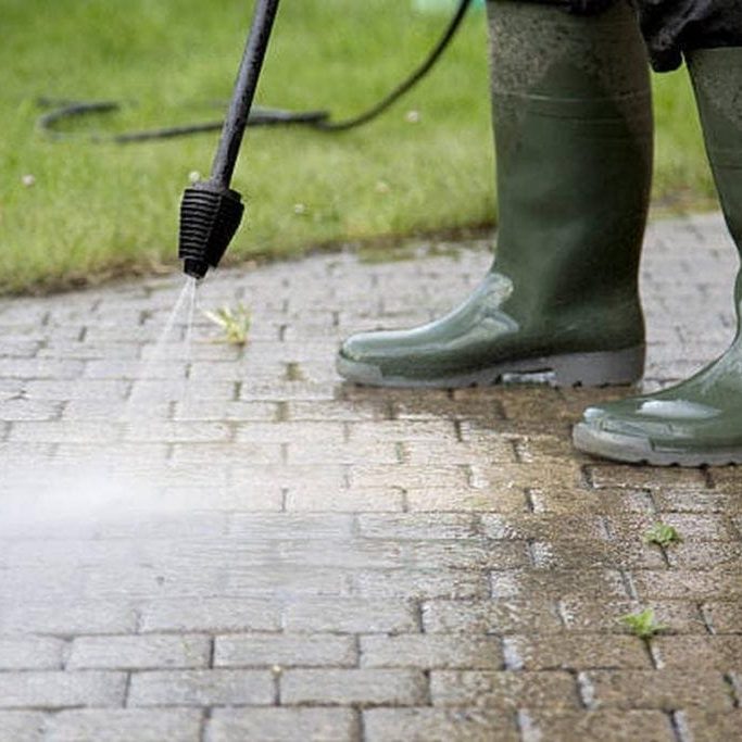 pressure washing residential driveways cleaning process 1